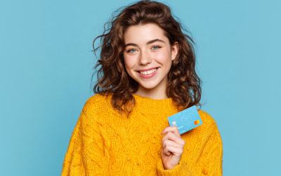 девушка с кредитной картой