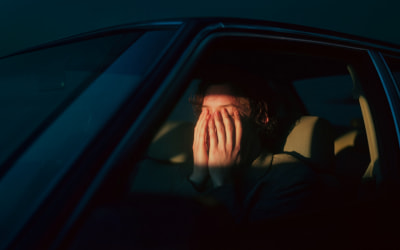 парень в машине