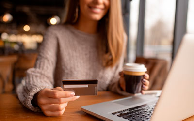 девушка с кредитной картой